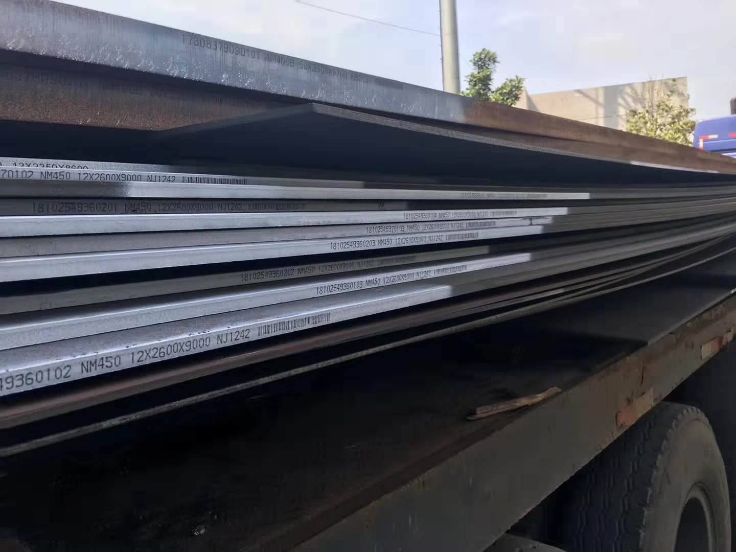 Wear resistant composite steel plate